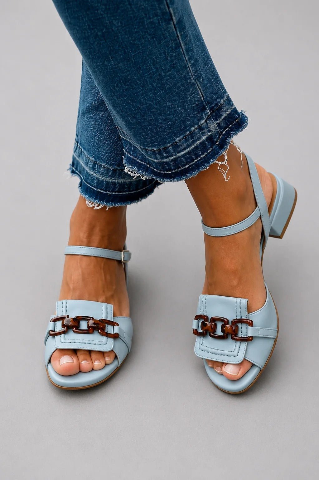 Sandalias de tacón ancho con hebilla y detalle de cadena | Azul cielo