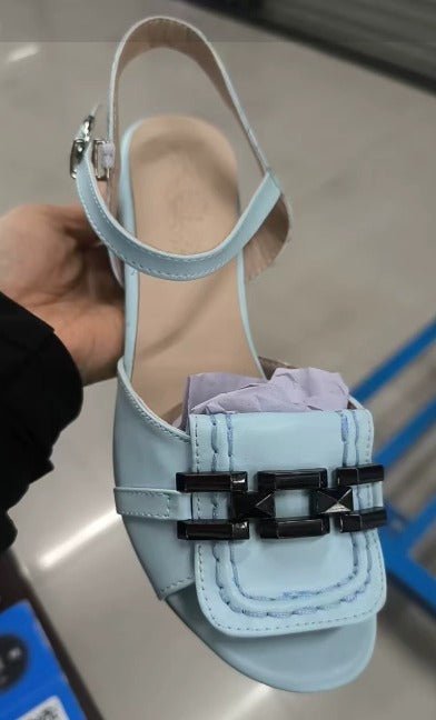 Sandalias de tacón ancho con hebilla y detalle de cadena | Azul cielo